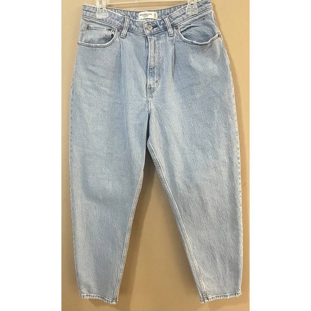 Abercrombie Fitch 80s Mom High Rise Jeans Size 30/10 W30 L27 Light Wash Short